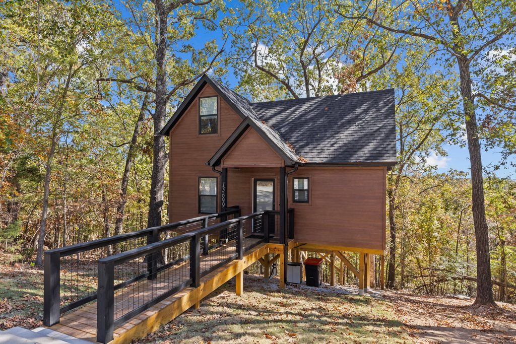 Cabin Treehouse surrounded by trees near Beaver Lake